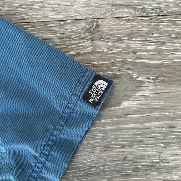 The North Face / L / Lightweight Button Up - Picture 2 of 5